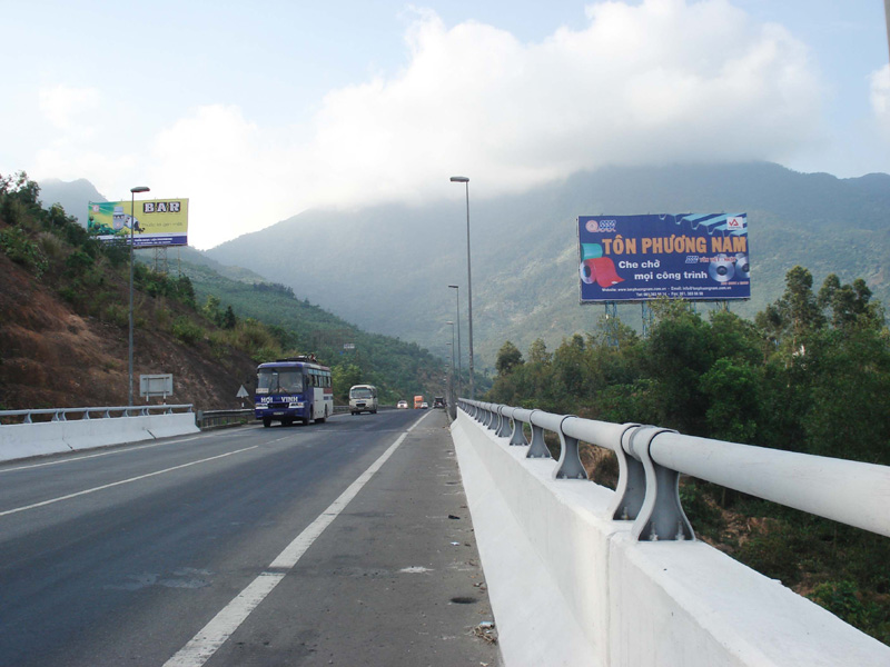 Pano quảng cáo xuất hiện chủ yếu trên dọc các tuyến đường 