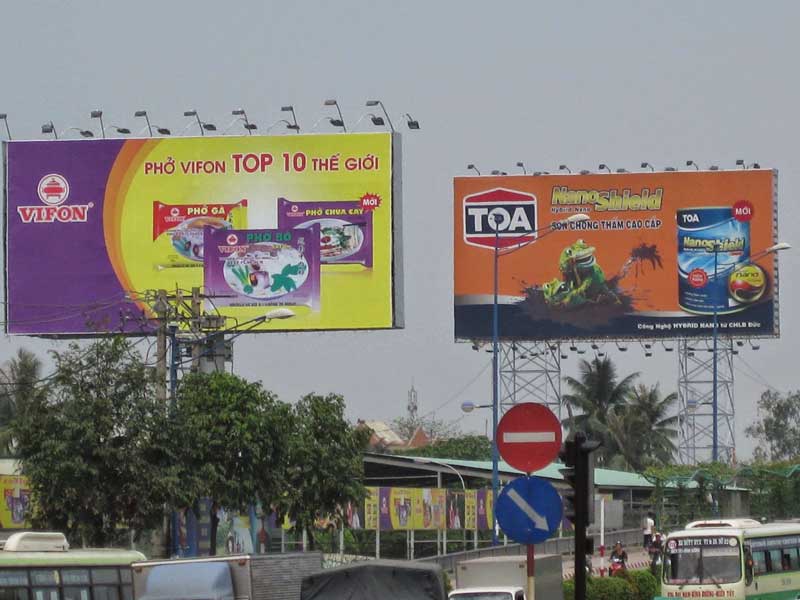 Pano quảng cáo được đặt ở những nơi dân cư qua lại đông đúc