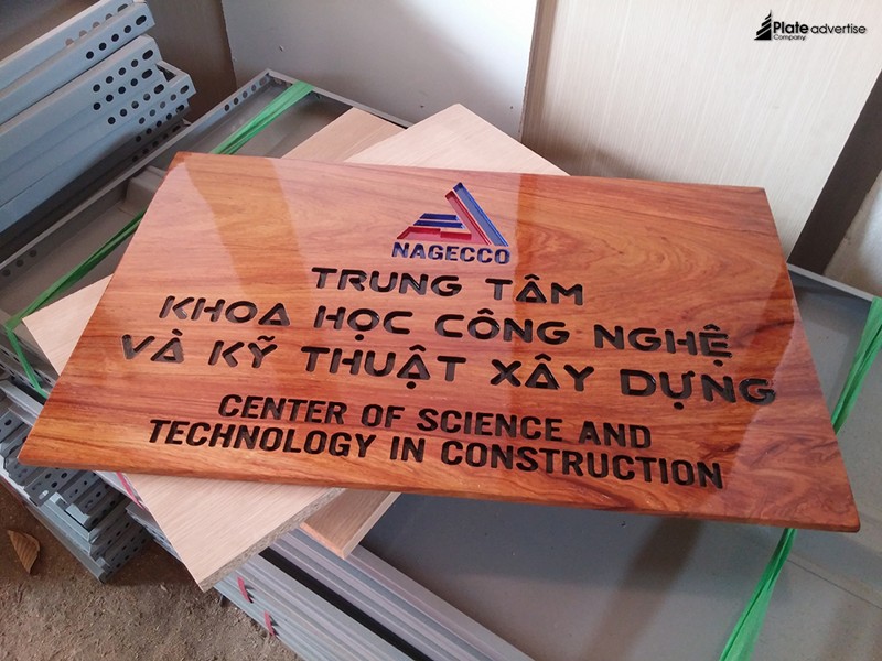 Bảng hiệu gỗ khắc chìm thông tin công ty